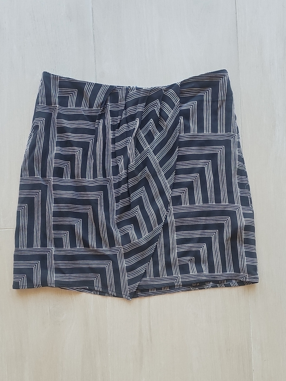 Geometric Print Mini Skirt in Black and White